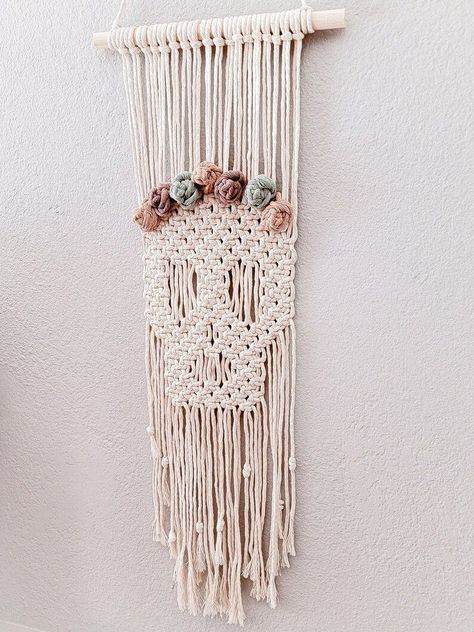 Macrame Skull Wall Hanging, Halloween Macrame Ideas, Macrame Projects Free Pattern, Fall Macrame Ideas, Macrame Skull, Hanging Halloween Decor, Halloween Macrame, Easy Macrame Wall Hanging, Diy Macrame Plant Hanger Pattern