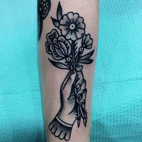 Mike Adams Bouquet in hand tattoo Flores Tattoo, Bouquet Tattoo, Tattoo Trend, Daisy Tattoo, Tattoo Traditional, Traditional Tattoo Art, Trendy Tattoos, Hand Holding, Love Tattoos