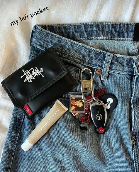 Monday Inspo 📖✨ Carabiner Aesthetic, Carabiner Outfit, Keychain Aesthetic Ideas, Car Keychain Aesthetic, Keychain Aesthetic, Cool Keychains, Inside My Bag, What In My Bag, August 19