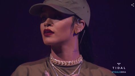 Rih - Tidal Chains Rapper, Rihanna Performing, Rihanna Jewelry, Cuban Outfit, Cuba Outfit, Rapper Chains, Iced Out Chains, Cuban Link Choker, Choker Outfit