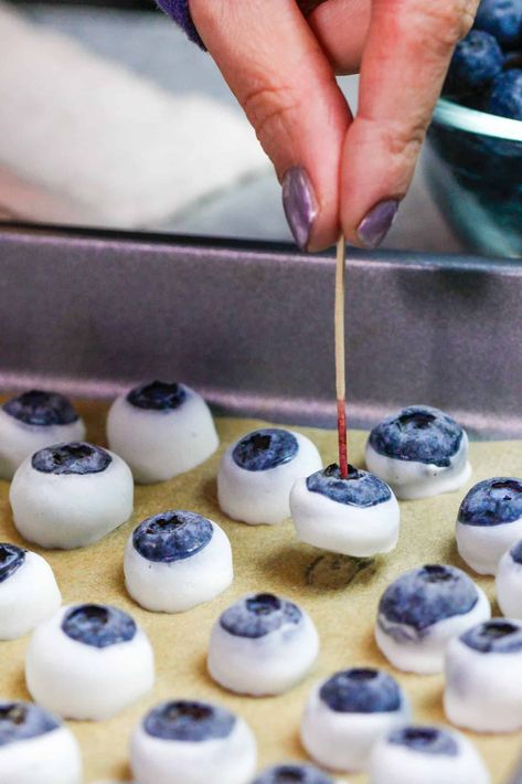 Frozen Yogurt Blueberries: Healthy & Easy Snack - Chelsweets Frozen Yogurt Covered Blueberries, Blueberries And Yogurt, Yogurt Covered Blueberries, Yogurt Blueberries, Dipped Berries, Frozen Yogurt Blueberries, Yogurt Frozen, Dairy Free Yogurt, Yogurt Flavors