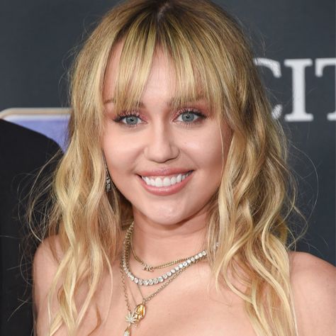 Wait ‘Til You See The Steamy New PDA Photos Of Miley Cyrus And Her New Boyfriend Miley Cyrus Boyfriend, Miley Cyrus Long Hair, See Thru Bra, Miley Cyrus Show, Miley Cyrus Hair, Miley Cyrus News, Celebrity Children, Glamour World, New Boyfriend