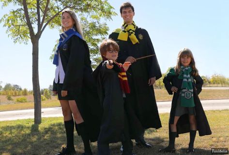 Hogwarts la bufanda de tu casa: granate y amarillo para Gryffindor, verde y gris pa Rogue Harry Potter, Anniversaire Harry Potter, Sirius Black, Clint Eastwood, Hermione Granger, Hermione, Hogwarts, Academic Dress, Harry Potter