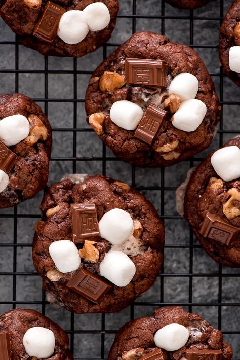 Rocky Road Cookies on cooling rack. Chocolate cookies loaded with marshmallows, chocolate chunks, and walnuts. Cookies Flavors, Rocky Road Cookies, Rocky Road Chocolate, Cookie Bakery, Cookie Business, Ny Style, Chocolate Chip Cookie Recipe, Gourmet Cookies, Baking Business