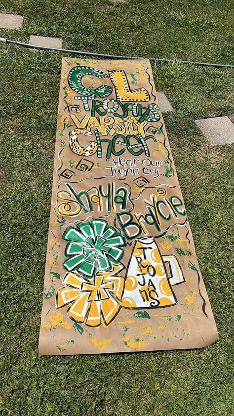 School Spirit Photo Backdrop, Spirit Week Banner Ideas, Cheerleader Banner Ideas, Homecoming Banner Ideas High School, Back To School Hand Painted Banner, School Banners Ideas, Spirit Banners Ideas, Western Pep Rally Signs, Football Painted Banner