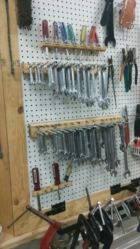 Inséré Officine In Garage, Garage Organization Tips, Garage Organisation, Garage Workshop Organization, Garage Tool Organization, Diy Rangement, Shed Organization, Garage Tool Storage, Garage Organize