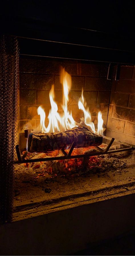 Fireplace Aesthetic Christmas, Autumn Fire Aesthetic, Christmas Fire Aesthetic, Holiday Asethic, Fireplace Cozy Aesthetic, Cozy Warm Christmas Aesthetic, Fireplace Astethic, Winter Fireplace Aesthetic, Christmas Asethics