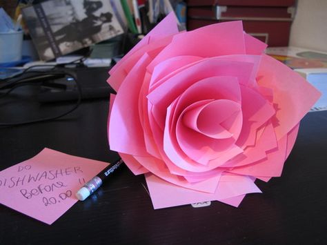 Rose it Post It Art, Valentines Roses, Diy Posts, Paper Roses, Post It Notes, Diy Flowers, Flower Crafts, Flower Making, Post It