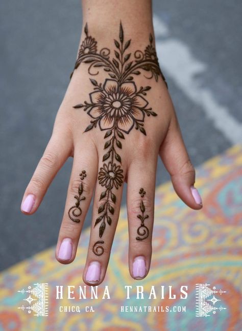 Cute Henna Designs, Cute Henna Tattoos, Henna Style Tattoos, Leg Henna, Henna Inspired Tattoos, Cute Henna, Tato Henna, Finger Henna Designs, Henna Tattoo Hand