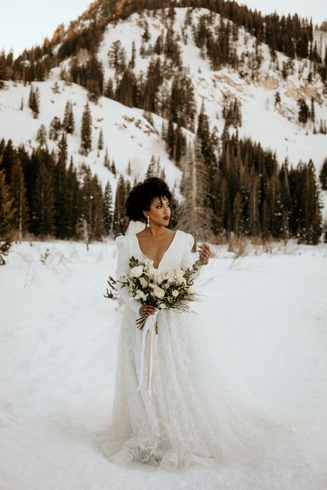 Snow Bride Photo Shoot, Snow Elopement Photography, Wedding Snow Pictures, Winter Wedding Drinks, Winter Elopement Dress, Snow Elopement, Snow Wedding Photos, Winter Wedding Locations, Winter Elopement Ideas