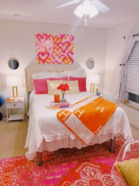 Pink Dorm Rooms, Preppy Bedroom Decor, Dorm Room Styles, College Room Decor, Preppy Bedroom, College Dorm Room Decor, Dorm Room Designs, Dorm Room Inspiration, Preppy Room Decor