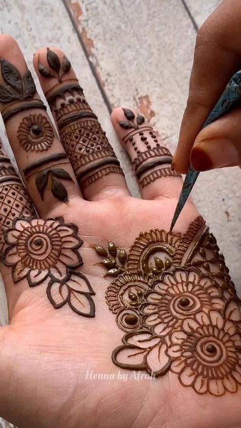 Tattoo studio Life Line Beautiful Simple Mehndi Design, Henne Tattoo, Short Mehndi Design, Henna Tattoo Designs Hand, Simple Henna Tattoo, Latest Henna Designs, Mehndi Designs For Kids, Very Simple Mehndi Designs, Simple Mehndi Designs Fingers