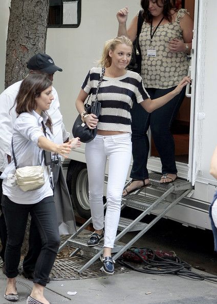 Blake Lively wearing her Sperry Top-Sider boat shoes. Sperry Boat Shoes Outfit Women, Sperry Shoes For Women Outfits, Boat Shoes Outfit Women, Boat Shoes Outfit Women's, Clemence Posey, Boat Shoes Outfit, Sperry Shoes For Women, Spring Europe, Nike Wear