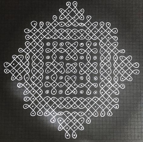 Temple Kolam, Radham Muggu, Easy Rangoli Designs Videos, Rangoli Designs Photos, Dots Rangoli, Easy Rangoli Designs Diwali, Rangoli Side Designs, Sikku Kolam, Rangoli Designs Latest