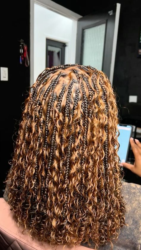 Blonde Highlights Braids Black Women, Small Ginger Boho Knotless Braids, Boho Braids Highlights, Ginger Hairstyles Braids, Honey Blonde Boho Knotless Braids Bob, Braided Hairstyles For Black Women Short, Short Blonde Braids, Hairstyles For Medium Length Hair School, Medium Length Braids