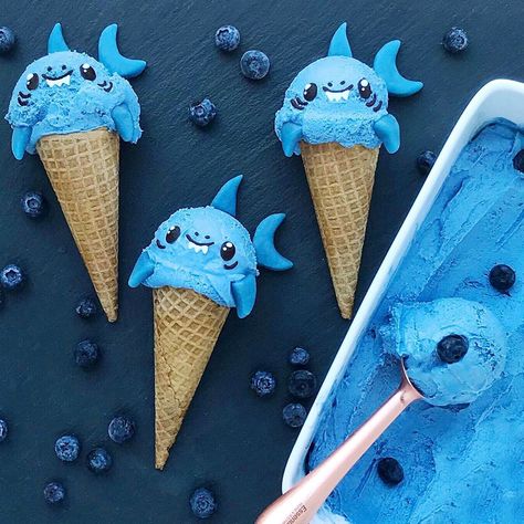 Shark Desserts, Shark Ice Cream, Water Theme Party, Week Snacks, Crepe Suzette, Banana Beach, Shark Cookies, Restaurant Themes, Creative Food Art