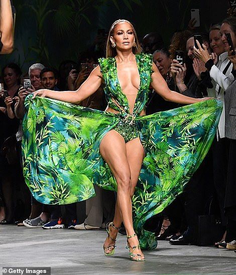 Jlo Green Dress, Jlo Dress, J Lo Fashion, Grammy Dresses, Versace Dress, Moda Fashion, Milan Fashion Week, Jennifer Lopez, Couture Fashion