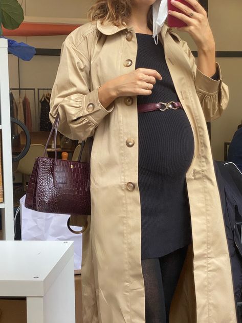 How To Ace Pregnancy Style Like A Parisian With Jeanne Damas | British Vogue Sezane Maternity, Jeanne Damas Pregnant, Jeanne Damas Pregnancy Style, French Maternity Style, French Maternity, Chic Pregnancy Style, Bump Outfits, Pregnacy Fashion, Alice Dellal