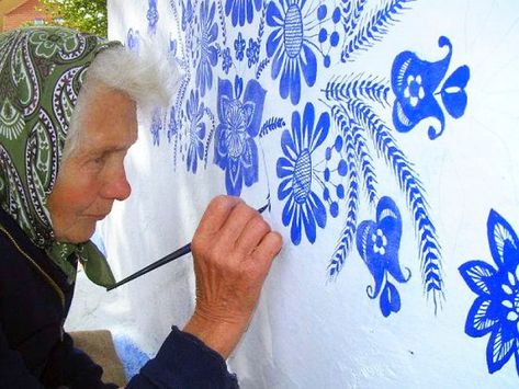 90-Year-Old Czech Grandma Turns Small Village Into Her Art Gallery By Hand-Painting Flowers On Its Houses | Bored Panda Agnes Kasparkova, Galleria D'arte, Folk Art Flowers, Summer Painting, Time Painting, Hur Man Målar, Small Village, Art Populaire, Stenciling