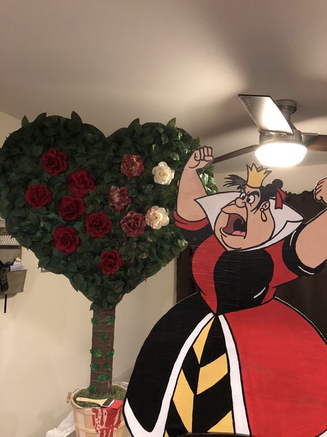 Queen Of Hearts Halloween Decorations, Queen Of Hearts Trunk Or Treat, Queen Of Hearts Decor, Queen Of Hearts Decorations, Queen Of Hearts Quinceanera Theme, Queen Of Hearts Painting, Boo Treats, Diy Queen Of Hearts, Disneyland Ideas