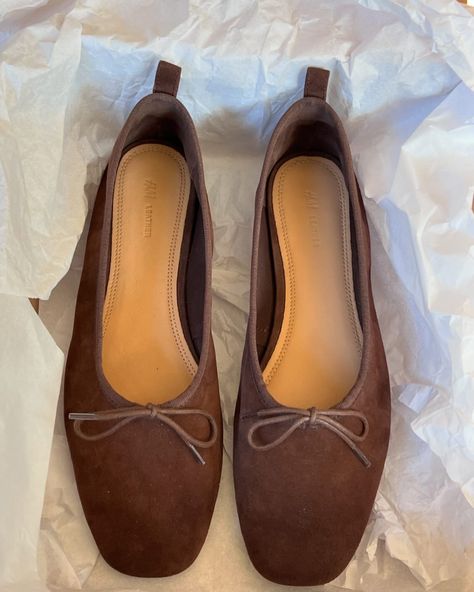 New in 🤎 Ballerinas for fall - yes or no? 🍁 . . . . Fall fashion, outfit ideas for fall, Autumn outfit ideas, trendy fall fashion, ballet flats, suede ballerina, brown ballerina, fall inspo #hmxme #hm #fall #fallfashion #minimalstyle #businesscasualoutfit #autumnoutfit Trendy Ballet Flats, Brown Flats Outfit, Aw24 Outfits, Minimalstyle Outfit, Brown Ballerina, Fall Fashion Outfit Ideas, Neutral Color Outfits, Outfit Ideas Trendy, Autumn Outfit Ideas