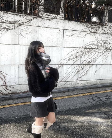 Japanese Fashion Winter, Japanese Winter Fashion, Japan Outfit, Miniskirt Outfits, Fashion Catalogue, Winter Fits, Japanese Outfits, 가을 패션, Outfit Details