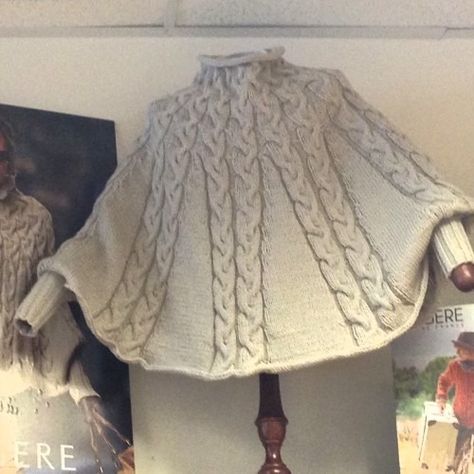 January KAL (Poncho) - Free Pattern Knitted Poncho Patterns Free, Knitted Cape Pattern, Crochet Caplet, Cable Knit Sweater Pattern, Poncho With Sleeves, Poncho Crochet, Poncho Knitting Patterns, Crochet Poncho Patterns, Knitted Cape