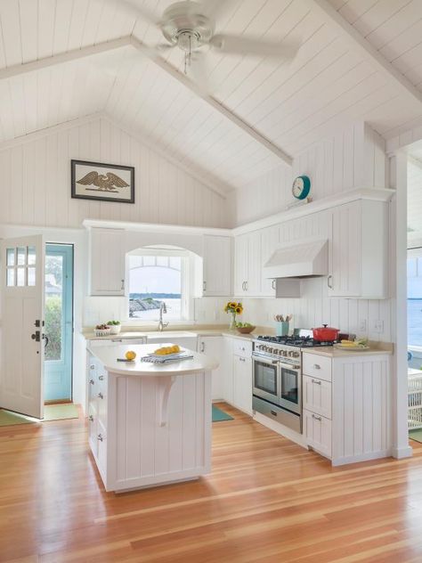 Small Beach House Kitchen, White Cottage Kitchens, Beach Cottage Kitchens, Stylish Small Kitchen, Small Kitchen Island Ideas, Coastal Style Kitchen, Kitchen Coastal, Green Kitchen Island, Small Beach Houses