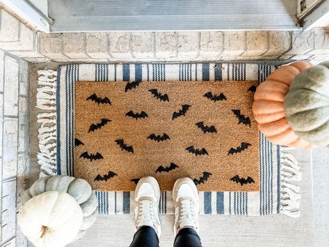 Make This DIY Halloween Welcome Mat for $10! Craft Night Party, Halloween Diy Door, Halloween Mats, Door Mat Diy, Fall Doormat, Halloween Door Mat, Black Acrylic Paint, Halloween Diy Crafts, Halloween Door