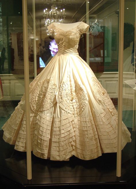 Jacqueline Kennedy's Wedding Dress by African-American designer Ann Lowe, New York  1953 Ann Lowe, Gaun Abad Pertengahan, Old Dress, Iconic Weddings, Vintage Gowns, Vintage Mode, Vestidos Vintage, Vintage Bride, Vintage Bridal