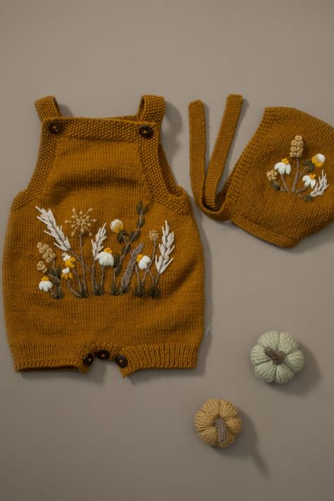 Floral Knitting Pattern, Baby Clothes Knitting Patterns, Embroider Baby Clothes, Baby Knitting Ideas, Embroidery On Knit, Embroidered Knitwear, Embroidery Baby Clothes, Embroidery Knitwear, Baby Romper Crochet