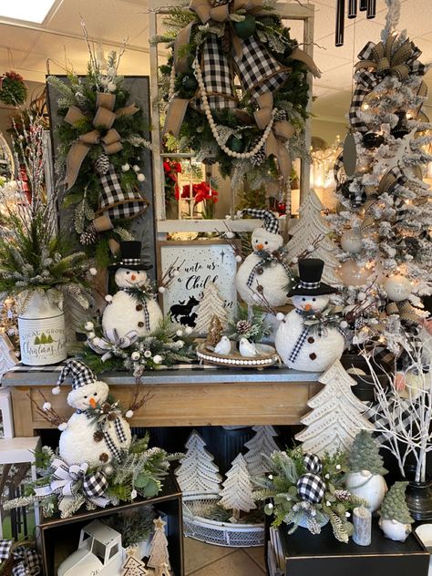 Christmas Floral Shop Displays, Christmas Pop Up Shop Ideas, Stocking Stuffer Display Retail, Christmas Vintage Booth Display, Retail Christmas Decor, Christmas Boutique Display, Boutique Christmas Display, Christmas Shop Decorations, Fall Antique Booth Displays