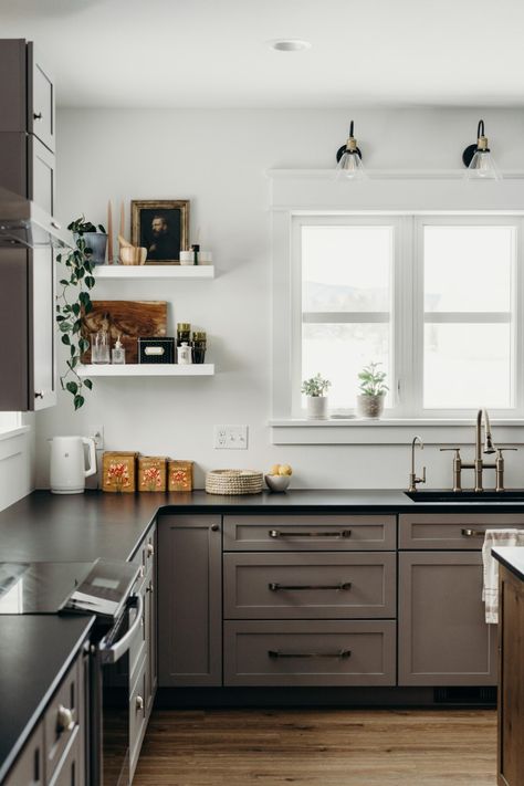 English Home Design, Grey Walls Kitchen, Gray Kitchen Ideas, Kraftmaid Cabinets, Black Kitchen Countertops, Countertop Choices, Vintage Inspired Kitchen, Grey Kitchen Island, Dark Grey Kitchen