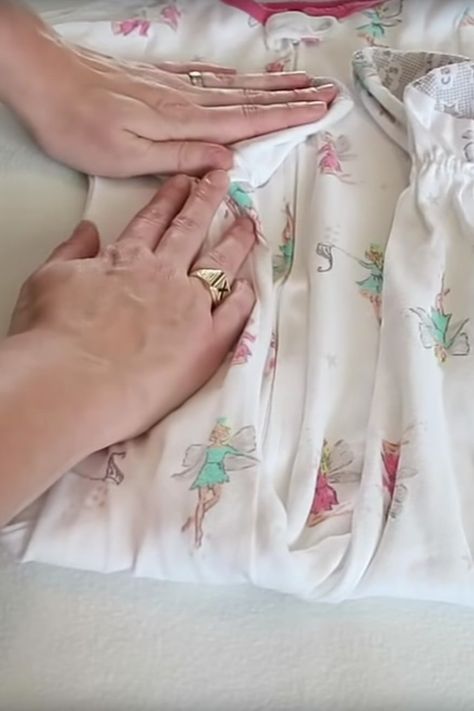 Folding Baby Pajamas, Onesie Folding Hack, Folding Baby Onesies, How To Fold Onesies, Folding Onesies, Marie Kondo Folding, Folding Baby Clothes, Folding Shirts, Kids Clothes Storage