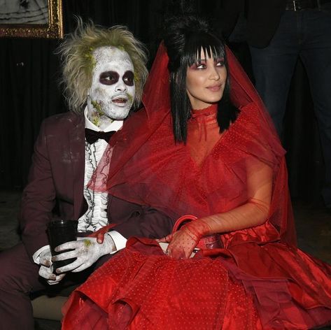 Celebrity Couple Costumes, Beetlejuice Halloween Costume, Lydia Beetlejuice, Beetlejuice Costume, Cheveux Oranges, Halloween Parejas, Best Celebrity Halloween Costumes, Glamour Party, Annual Halloween Party