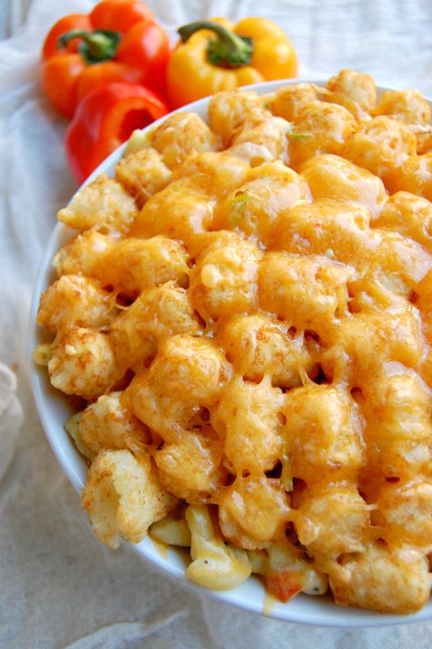 roasted-veggies-tater-tots-mac-&-cheese Loaded Mac And Cheese, Cheese Tater Tots, Cheesy Tater Tot Casserole, Spinach Mac And Cheese, Jalapeno Mac And Cheese, Tater Tot Recipes, Mac And Cheese Casserole, Tater Tot Casserole Recipes, Making Mac And Cheese