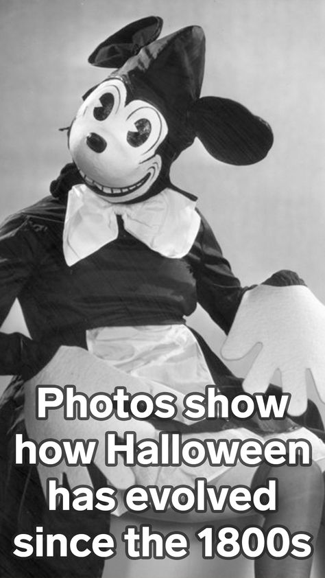 23 photos that show how Halloween has evolved since it was popularized in the late 1800s Halloween Tour, Celtic Pagan, Princess Fiona, Pagan Festivals, Evil Pumpkin, Popular Costumes, Box Costumes, Bobbing For Apples, Minnie Mouse Costume