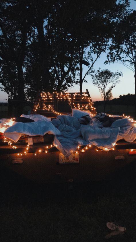 Date In Back Of Truck, Stargazing In A Truck Bed Aesthetic, Outdoor Stargazing Ideas, Truck Stargazing Date, Fort Aesthetic Friends, Bed In Truck Under The Stars, Date Night Truck Bed Under The Stars, Truck Picnic Date Night, Date In The Back Of A Truck