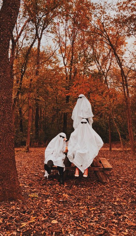 Ghost Theme Photoshoot, Ghost Photoshoot Pumpkin Patch, Halloween Pictures Family, Friend Ghost Photoshoot, Ghost Sheet Pictures, Group Ghost Photoshoot, Halloween Photo Ideas Instagram, Spooky Season Photoshoot, Halloween Family Photoshoot