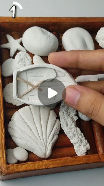 Craft With Wall Putty, Wall Putty Crafts Diy, Putty Art On Canvas, Wall Putty Art, Putty Art, Pista Shell Crafts, Photo Frame Crafts, Plaster Crafts, Plaster Wall Art