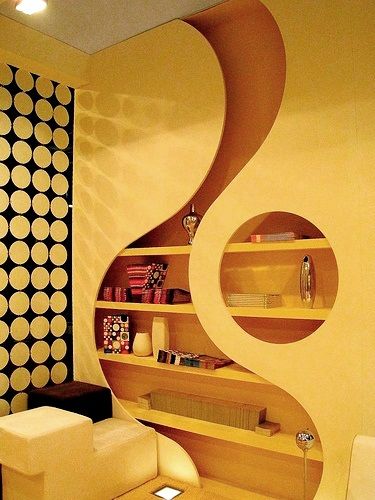 cut-out décor 70s Interior Design, 70s Interior, Retro Interior Design, 70s Home, Interior Vintage, 70s Home Decor, Vintage Interior Design, Deco Retro, Retro Interior