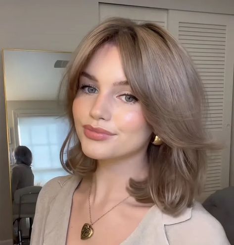 Short Butterfly Haircut - The BIGGEST TikTok Hairstyle Trend! Haircut Selfie, Medium Haircut, Photo Hijab, Layered Haircuts For Medium Hair, Fesyen Rambut, Hair Inspiration Short, Hairstyles For Layered Hair, Cute Hairstyle, Short Straight Hair