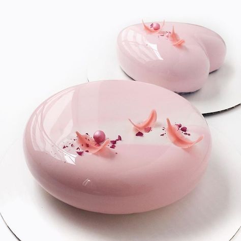 Brushstroke Cake, Torte Creative, Mirror Glaze Cake Recipes, Mousse Cakes, Pink Desserts, Mirror Glaze Cake, Mirror Cake, Creative Cake Decorating, Mirror Glaze