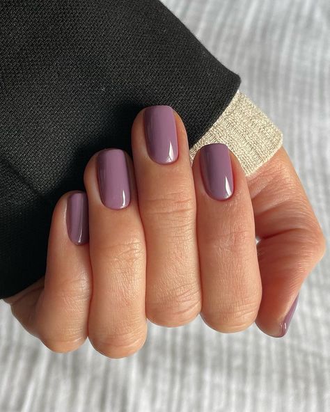 30 Purple Nails You'll Want to Try Manikur Kuku, Short Gel Nails, Simple Gel Nails, Minimal Nails, Purple Nail, Casual Nails, Wedding 2025, Cute Gel Nails, Nagel Inspo