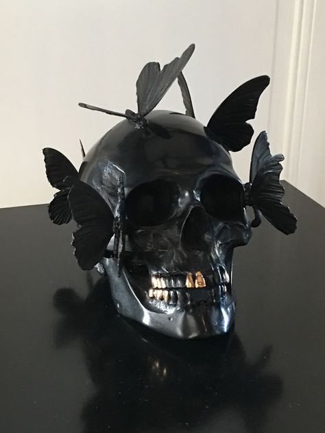 Skull Halloween Decor, Svarta Outfits, Modern Halloween Decor, Creative Halloween Decorations, Andy Goldsworthy, Halloween Decor Ideas, Halloween Mantel, Gothic Furniture, Modern Halloween