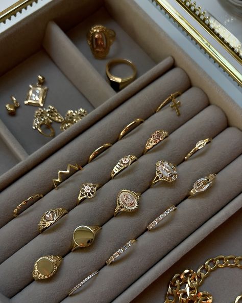 going for the (14k) gold 🏅 Jewellery Box Aesthetic, Vision Board Vacation, Ring Inspo Jewelry, Gold Jewelry Rings, Vintage Gold Jewelry, Jewelry Designs Ideas, Xoxo Jewelry, Jewelry Stack, Quality Rings