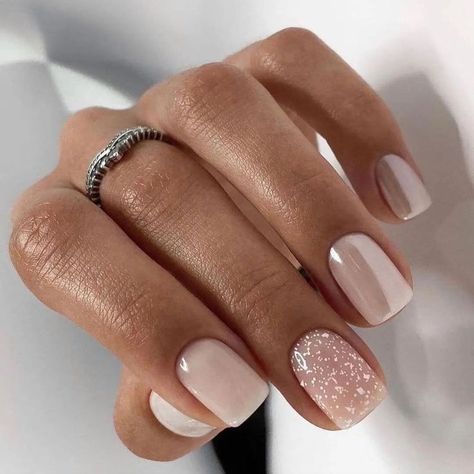 These are the best elegant and classy wedding nail designs that're perfect for brides! Natural Fake Nails, Short Fake Nails, Graduation Nails, Blush Nails, Floral Nail Art, Summer Nails Colors, Pink Acrylic Nails, Stick On Nails, Manicure Y Pedicure