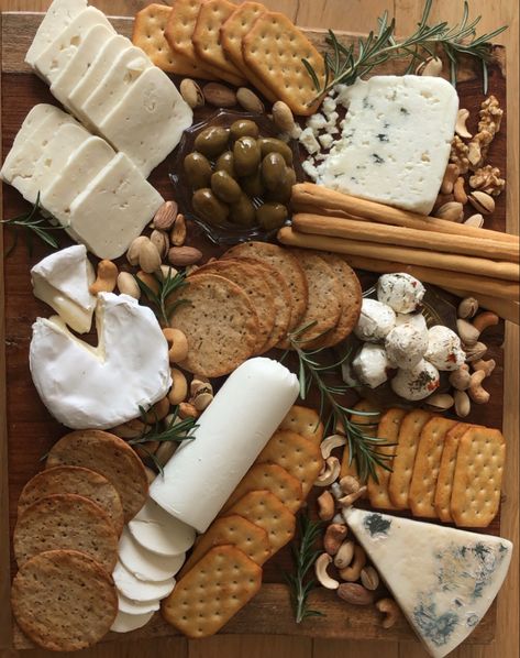 Vintage Charcuterie Board, Cheeseplate Cheese Boards, Cheeseboard Aesthetic, Cheese Board Aesthetic, Tafel Decor, Catering Ideas Food, Charcuterie Inspiration, Party Food Platters, Charcuterie And Cheese Board