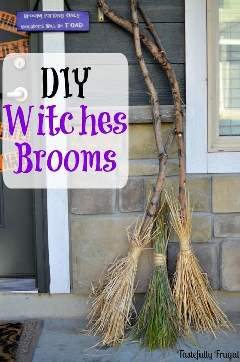 DIY Witches Brooms: Make this fun Halloween decoration for FREE with things lying around the yard! Awesome Halloween Decorations, Diy Witches, Witches Brooms, Diy Halloween Dekoration, Halloween Girlande, Dekorasi Halloween, Uhyggelig Halloween, Hocus Pocus Party, Diy Daybed