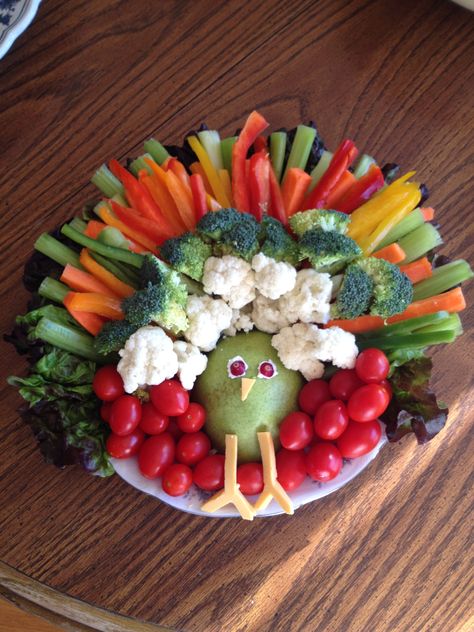 Turkey Vegetable Flatter Turkey Vegetable Tray, Thanksgiving Veggie Tray, Turkey Veggie Tray, Animal Shaped Foods, Thanksgiving Veggies, Charcuterie Appetizers, Thanksgiving Snacks, Thanksgiving Appetizer Recipes, Vegetable Tray